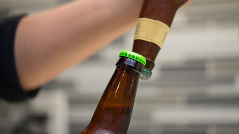 Nắp chai bia có điểm nhỏ nhằm mục đích mở nắp dễ dàng, không cần dùng dụng cụ phức tạp