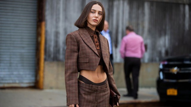 9-mary-leest-is-seen-wearing-brown-cropped-checkered-blazer-news-photo-1684745863-16881444739511508362848