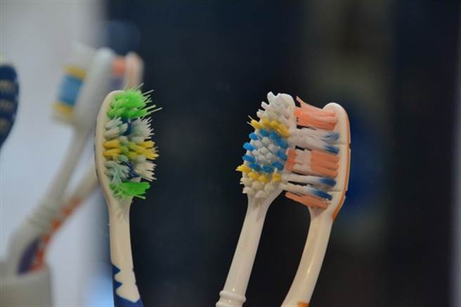 Bàn chải đánh răng cũng cần được làm sạch, sau khi sử dụng nên ngâm vào nước này để loại bỏ chất bẩn và diệt khuẩn