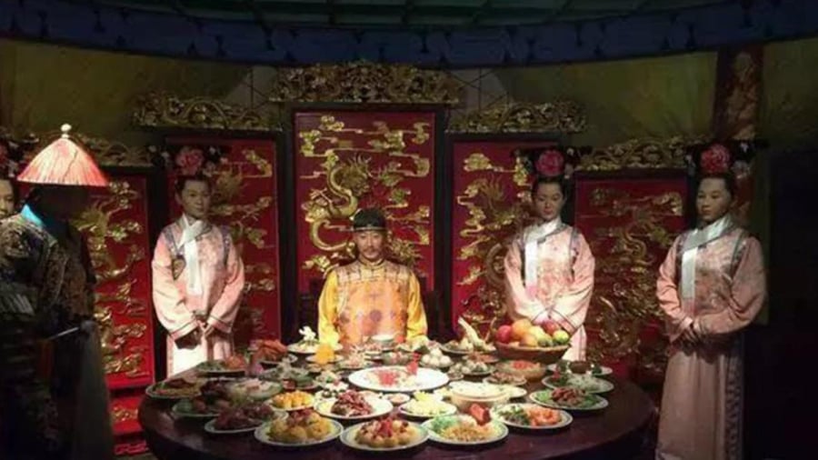 Thâm cung bí sử: Mỗi bữa Hoàng đế được dọn hàng trăm món nhưng không được ăn quá 3 miếng, vì sao?