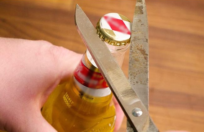Nắp chai bia có một điểm nhỏ, nhắm ngay vào đó để mở nắp, không cần khui nắp