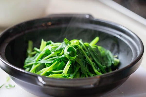 Luộc rau muống trước hay sau đúng: Đầu bếp chỉ mẹo luộc rau xanh giòn, không bị thâm