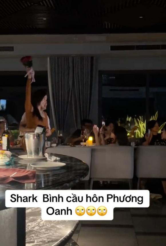 ro-clip-shark-binh-cau-hon-phuong-oanh-khoa-moi-nhau-dam-duoi-tai-nha-hang-20-ngoisaovn-w1011-h1498-0836.jpg