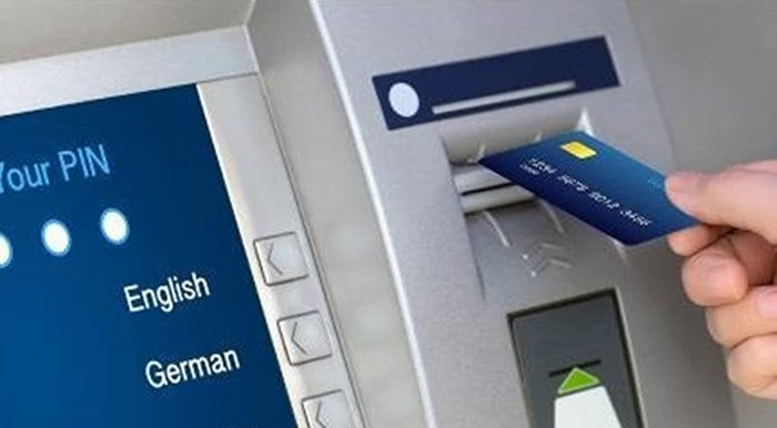 Thẻ ATM bị khóa có rút tiền, chuyển tiền được không?