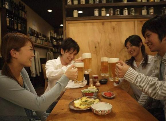 Vì sao người Nhật uống bia nhiều mà bụng bia không to? Hóa ra đây là lý do