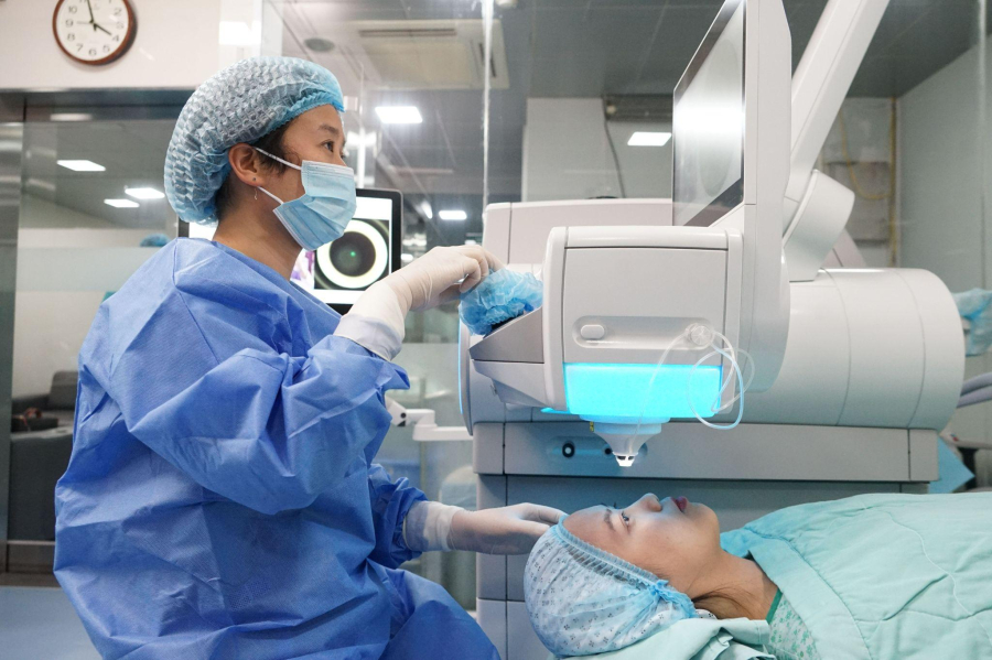 Ths.Bs Đặng Thị Như Quỳnh, PGĐ Bệnh viện Mắt Quốc tế DND trong quá trình phẫu thuật khúc xạ cho bệnh nhân bằng phương pháp SMILE pro