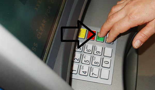 Rút tiền tại cây ATM bị nuốt thẻ: Bấm thêm 1 nút là lấy lại dễ dàng, không cần đợi bẻ khóa