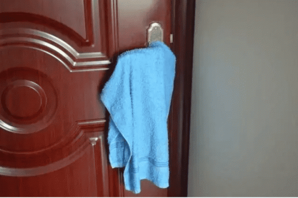 Treo khăn lên tay nắm cửa trước khi đi ngủ: Lợi bất ngờ ai cũng mê