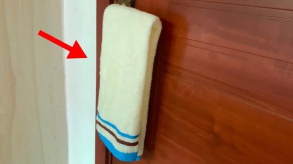 Vì sao nên treo khăn tắm ở tay nắm cánh cửa khi đi ngủ