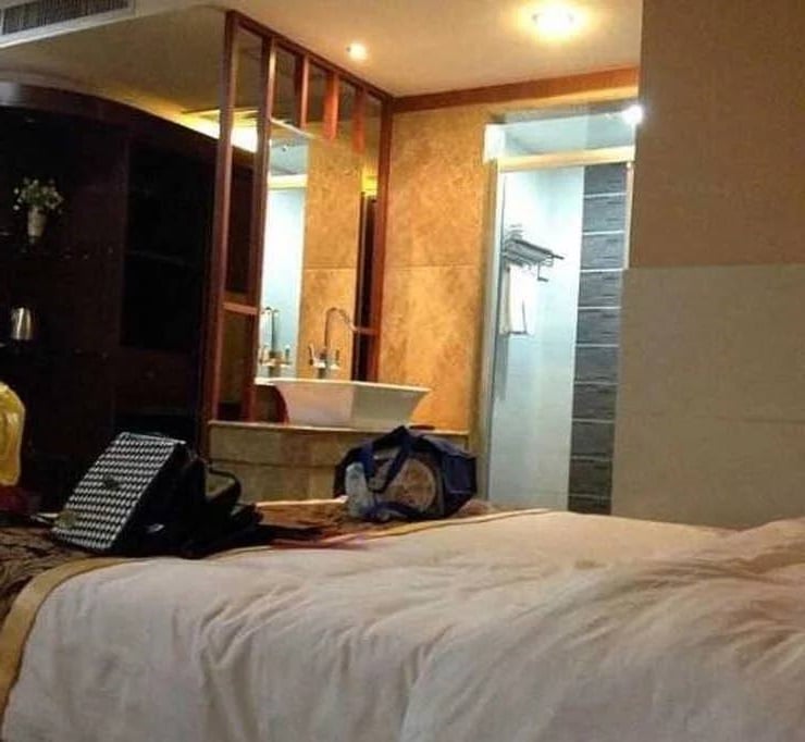 Vì sao nên bật đèn phòng tắm khi ngủ qua đêm ở nhà nghỉ, khách sạn: Lý do rất quan trọng