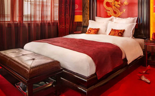 Tại sao các khách sạn thường có một chiếc chăn nhỏ trải trên giường: Công dụng quan trọng ai chẳng biết tiêu quá tay