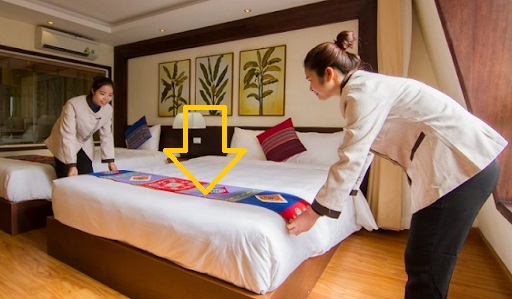 Tại sao các khách sạn thường có một chiếc chăn nhỏ trải trên giường: Công dụng quan trọng ai chẳng biết tiêu quá tay