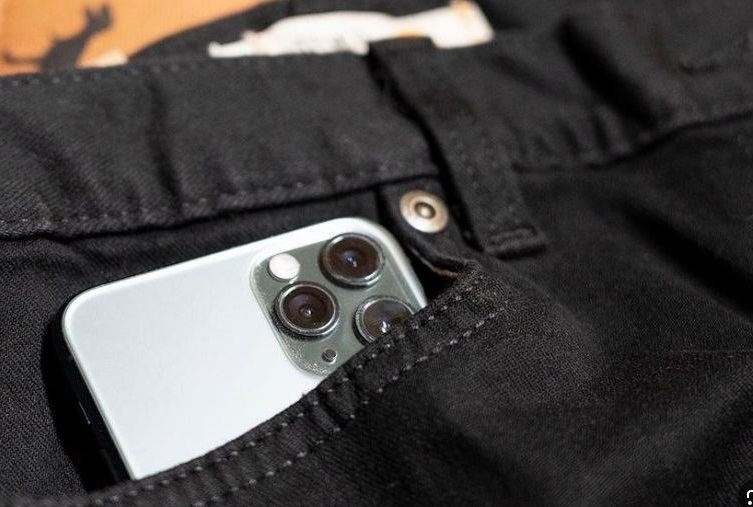 Khi bỏ điện thoại vào túi, nên úp màn hình ra ngoài hay vào trong: Nhiều người chưa biết