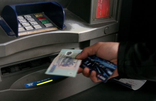 Đừng vội rời ngân hàng hoặc cây ATM sau khi rút tiền, có 3 việc quan trọng nhất định phải làm trước khi rời đi