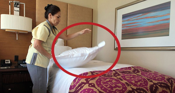 Tại sao nhân viên khách sạn không thích bạn gấp vỏ gối trước khi rời đi?