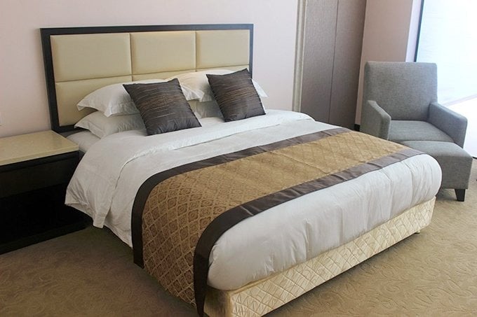 Tại sao mỗi khách sạn đặt một mảnh vải trên giường? Nó có những lợi ích gì?
