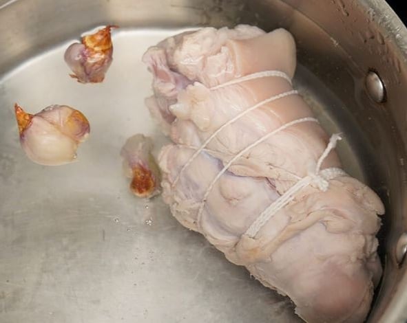 Thịt chân giò luộc xong đừng vớt ra ngay, làm thêm 1 bước để da giòn thịt trắng thơm