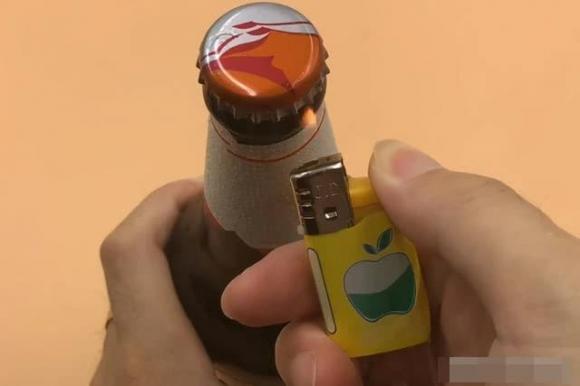 Nắp chai bia có một cơ chế nhỏ: Ngay cả một đứa trẻ cũng có thể mở nó mà không cần dụng cụ mở chai