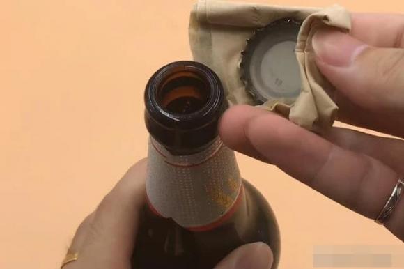 Nắp chai bia có một cơ chế nhỏ: Ngay cả một đứa trẻ cũng có thể mở nó mà không cần dụng cụ mở chai