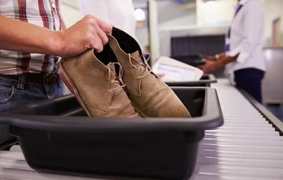 Tại sao phải lấy máy tính xách tay ra khỏi túi và cởi giày khi bạn làm thủ tục soi chiếu tại sân bay?