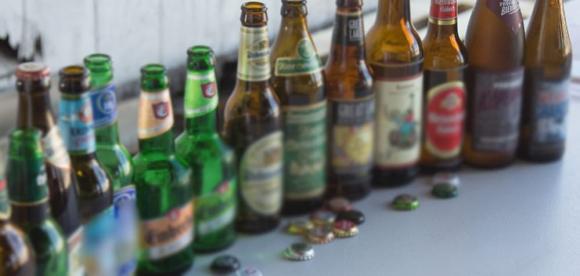 Tại sao chai bia thường có màu xanh lá cây hoặc màu nâu? Lý do thực sự nhưng ít ai ngờ tới