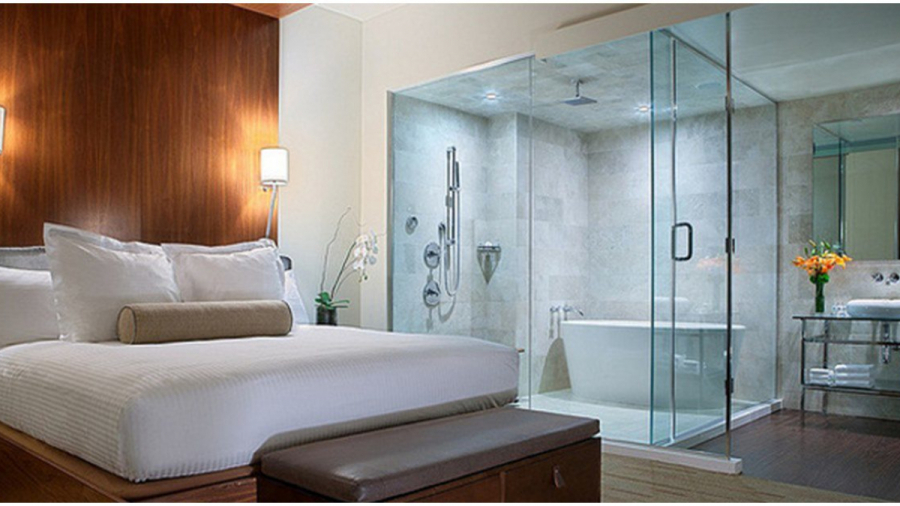 Nhân viên khách sạn cho biết: Phòng tắm nào cũng lắp kính trong suốt, không biết dùng thì tiếc lắm