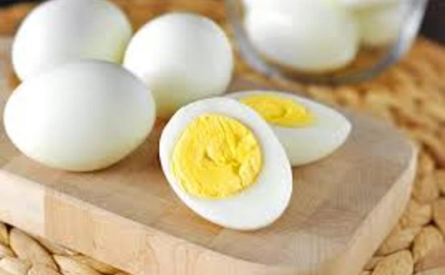 Luộc trứng chỉ với nước lạnh là sai lầm: Muốn trứng chín ngon, dưỡng chất gấp đôi, bỏ ngay thứ này