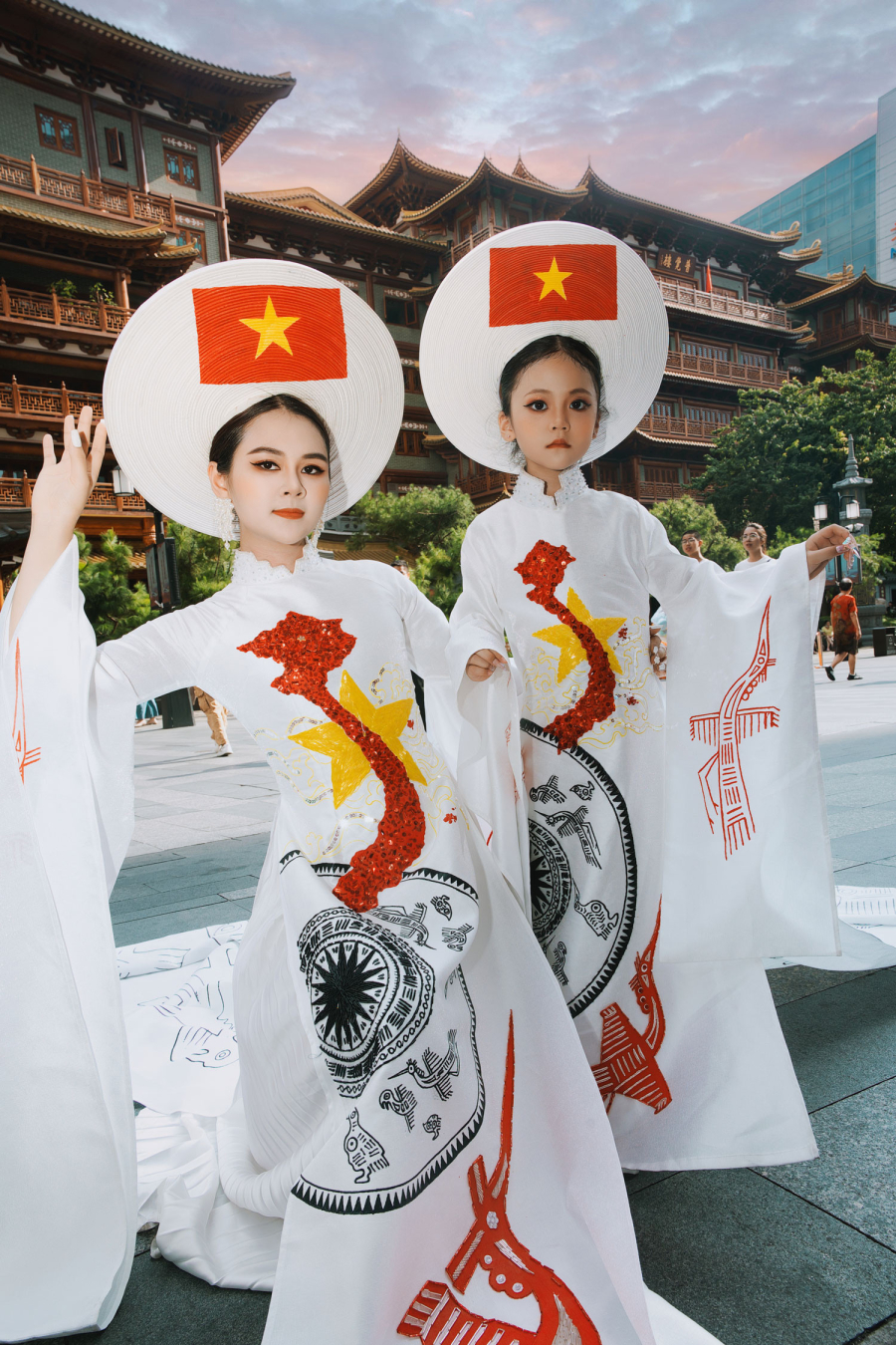 Ngắm áo dài đôi do nhà thiết kế Thạch Linh cùng mẫu nhí 6 tuổi quảng bá ở nhiều điểm du lịch Trung Quốc
