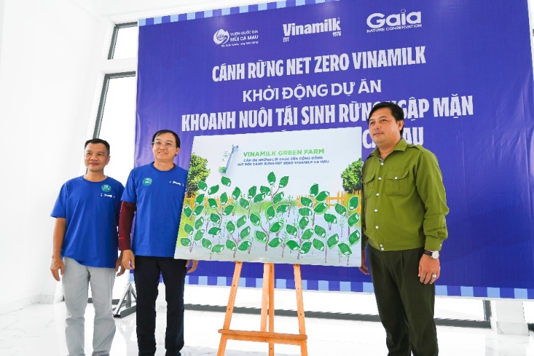 Bên cạnh các hỗ trợ thuyền, sản phẩm, Vinamilk còn trao tặng Vườn quốc gia Mũi Cà Mau tấm bảng lưu lại lời chúc của cộng đồng và nhân viên Vinamilk gửi đến “Cánh rừng Net Zero Vinamilk” như một món quà ý nghĩa