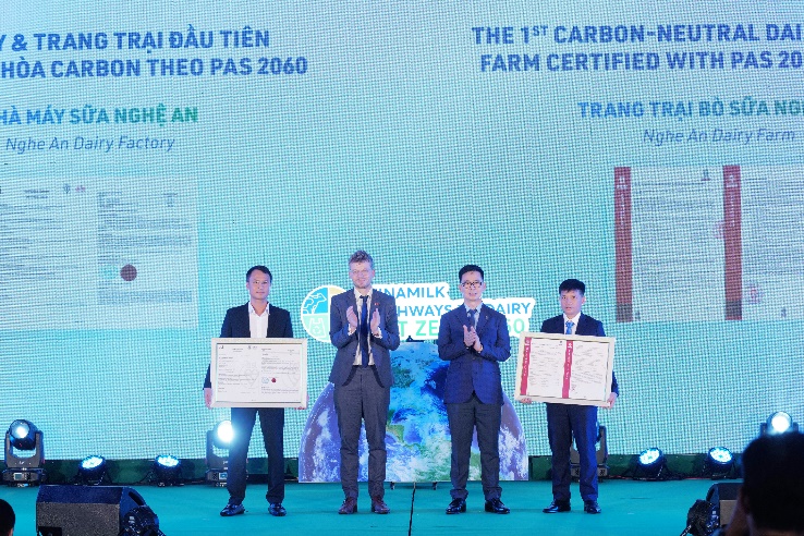 Vinamilk là công ty sữa đầu tiên tại Việt Nam có cả nhà máy và trang trại đạt trung hòa carbon theo tiêu chuẩn PAS 2060:2014