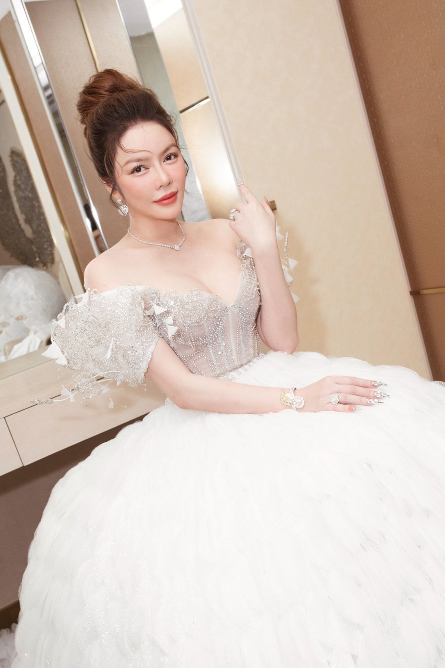 Hoa hậu Ngọc Hân không mặc váy cưới trong ngày trọng đại