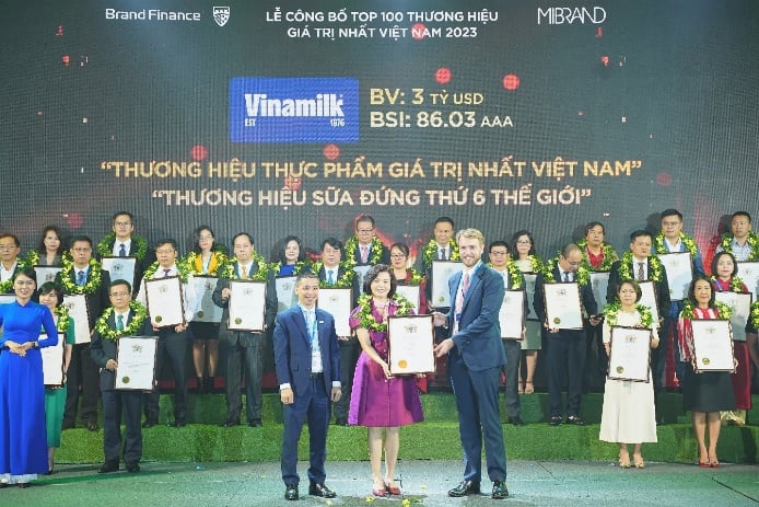 Bà Bùi Thị Hương, Giám đốc Điều hành Nhân sự - Hành chính - Đối ngoại, đại diện Vinamilk đón nhận các chứng nhận từ Brand Finance
