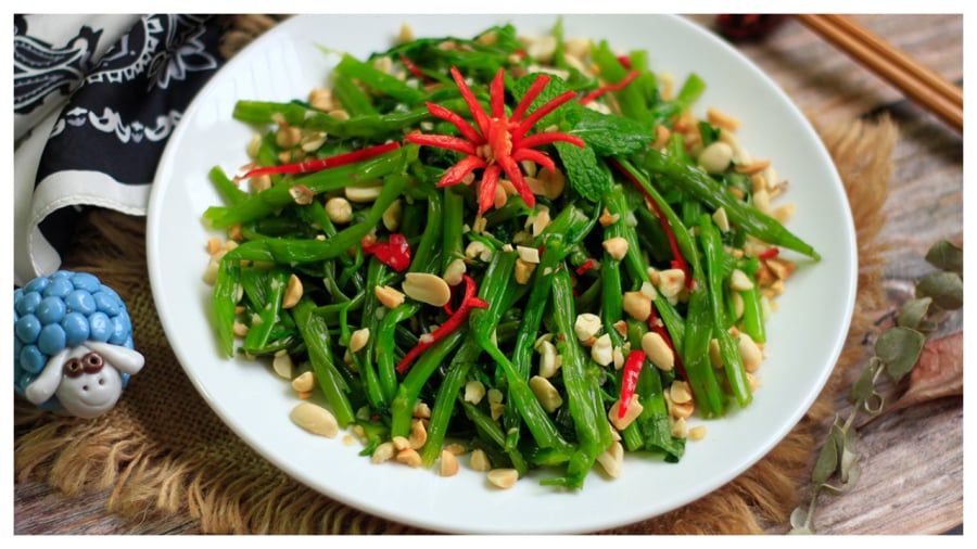 Recipe for crispy water spinach salad without darkening