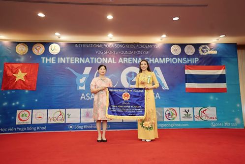 Bà Bùi Thị Huệ - Tham nghiền Công sứ DSQ VN bên trên Thái Lan trao cờ lưu niệm cho tới bà Vũ Hồng Yến – Trưởng BTC Giải đấu.
