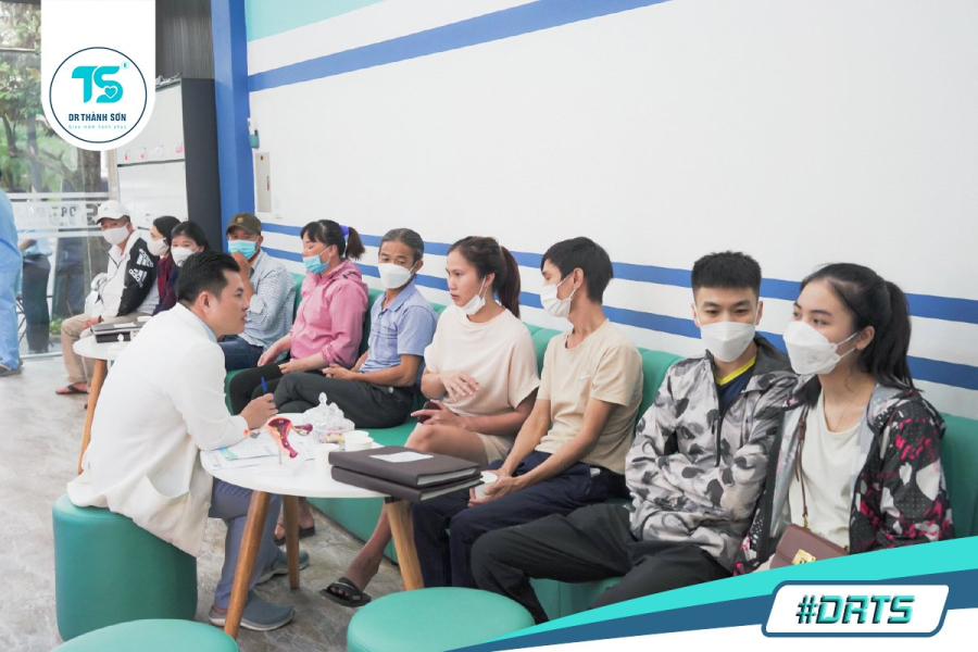Hình ảnh Bác sĩ của phòng khám Dr Thành Sơn đang tư vấn cho khách hàng