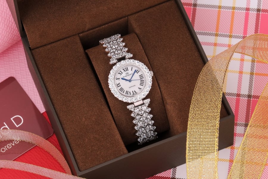 Đồng hồ DM6305B5 được gắn full kim cương nhân tạo nên một sản phẩm vô cùng tinh xảo và đẳng cấp. Với hàng loạt viên kim cương nhân tạo được gắn trên mặt đồng hồ cũng như xung quanh khung viền, tạo nên một vẻ đẹp lộng lẫy và quyền quý.