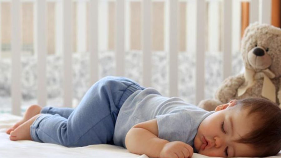 4 thói quen khi ngủ khiến trẻ bị xấu dáng và giảm thông minh, cha mẹ chú ý sửa ngay cho con