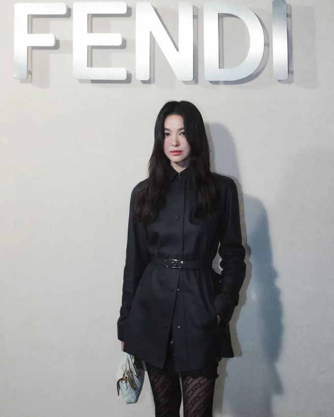 Song Hye Kyo có loạt tips biến hóa phong cách rất sành điệu và cuốn hút với áo khoác đen