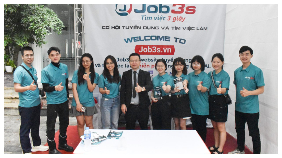 Gian hàng giới thiệu về job3s.vn và hướng dẫn các bạn ứng viên tạo CV xin việc tại sự kiện hội chợ việc làm UEB JOB FAIR 2023