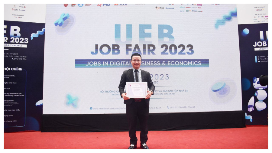 CEO Tony Vũ - Nhà sáng lập nền tảng tuyển dụng và tìm việc làm job3s.vn có mặt tại sự kiện và truyền cảm hứng đến hàng ngàn sinh viên