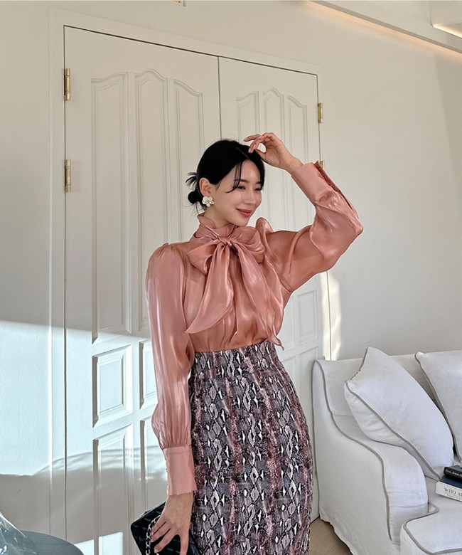 Áo blouse với phần cổ có đai thắt duyên dáng không bao giờ lo lỗi mốt