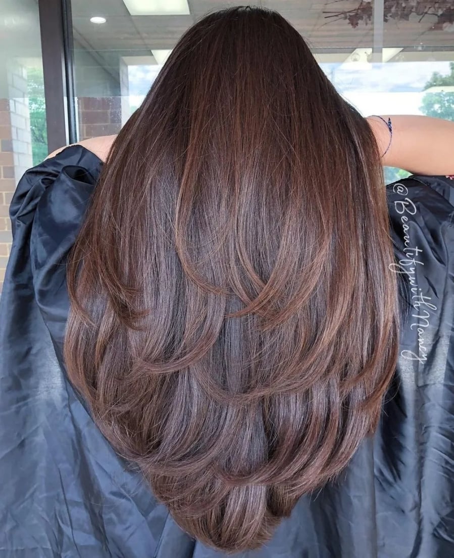 Tóc layer nữ hình chữ V này sẽ cắt đẹp với độ dài tóc từ ngang vai cho đến ngang lưng.