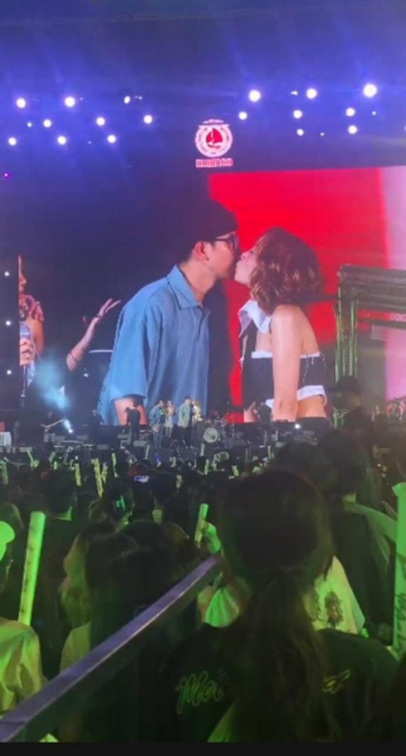 Con gái Diva Mỹ Linh công khai khoá môi bạn trai trên sân khấu biểu diễn, danh tính khiến dân tình ngỡ ngàng