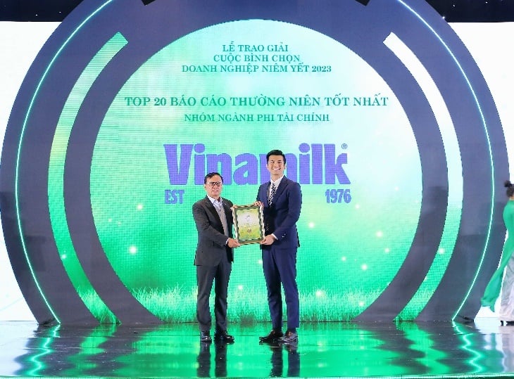 Đại diện Vinamilk nhận Giải thưởng Top 20 Báo cáo thường niên tốt nhất nhóm ngành phi tài chính. Xem thêm Báo cáo thường niên 2022 của Vinamilk 