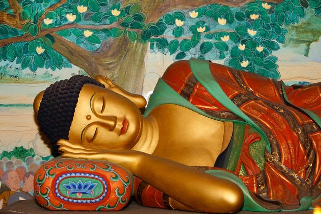 Nghe khoa học giải thích về Dáng nằm nghỉ của Đức Phật thực sự tốt ra sao?