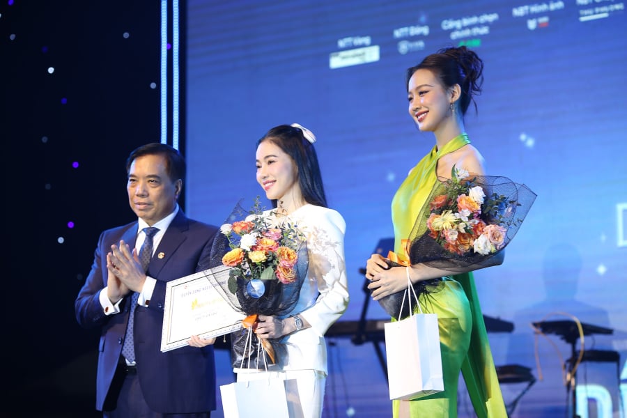 Bà Phạm Kim Dung cùng Hoa hậu Lê Nguyễn Bảo Ngọc xuất hiện tại chương trình