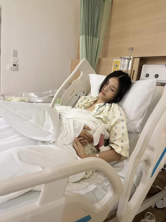 Trương Mỹ Nhân chính thức hạ sinh em bé thứ 2, hé lộ loạt thông tin về nhóc tỳ