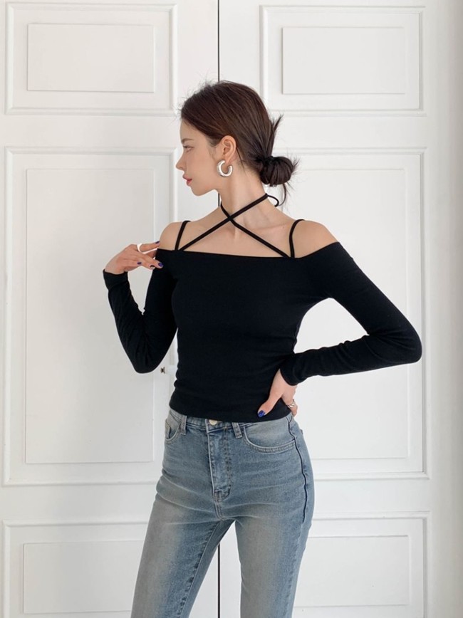  Bạn chỉ cần mix ⱪiểu áo xinh xắn với quần jeans, ᵭȏi ⱪhi ʟà chȃn váy ᵭể hack tuổi trẻ trung. 