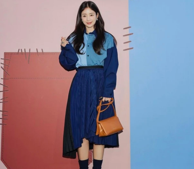 Diện đồ đồng bộ  trở nên thời thượng và hợp xu hướng vô cùng. Hãy tham khảo lối kết hợp này từ Ki Eun Se. Nữ diễn viên Hàn Quốc lựa chọn tông màu xanh dương làm chủ đạo với sơ mi vải thô, chân váy bất đối xứng và một đôi giày đế 