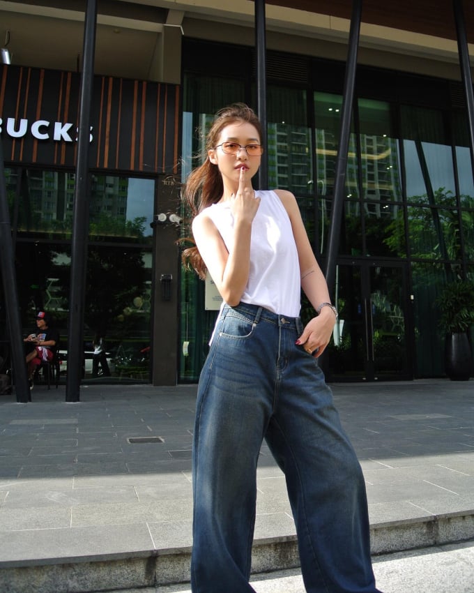 Để mặc đẹp với áo hai dây trắng, các nàng hãy kết hợp mẫu áo này cùng quần jeans, quần short hoặc quần âu ống suông